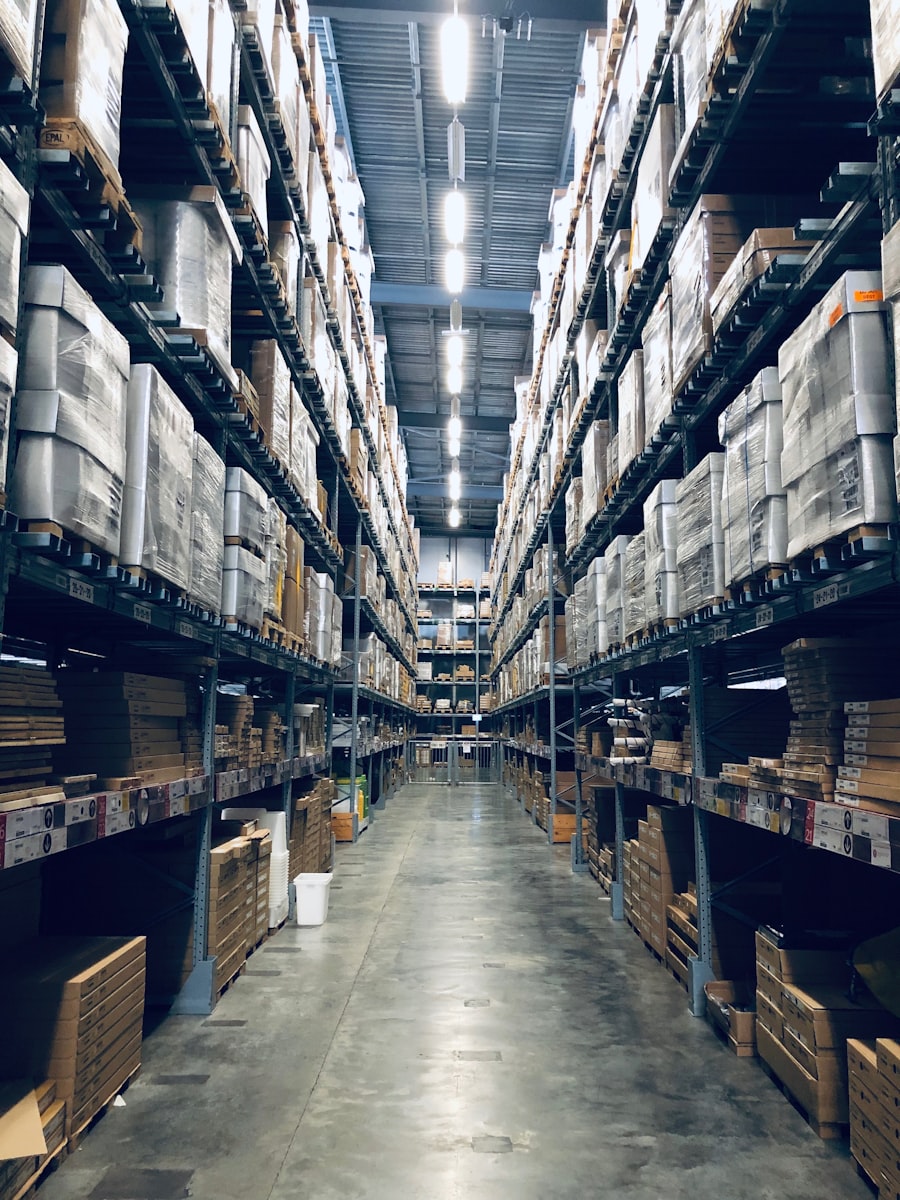 倉庫内の商品棚とスタッフの作業風景